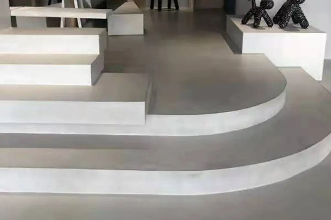 Escalera de microcemento con formas curvas y rectas